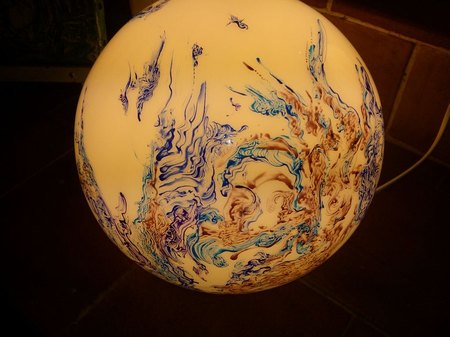Lampe ronde violet et bleu, en verre