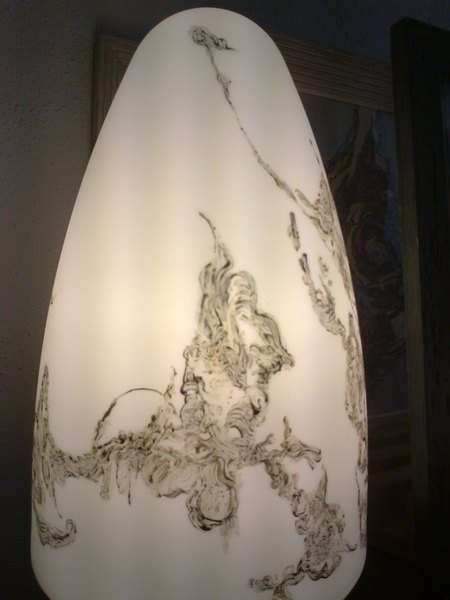 Lampe ovoide en noir et blanc